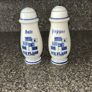 Vintage Unique Salt & Pepper Shaker Pair Six Flags Over America